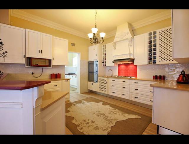 11 BEDROOM HOUSE FOR SALE IN STRAND NORTH
